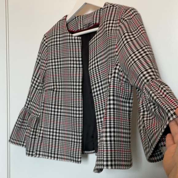 Cute cropped blazer with flared sleeves - Picture 2 of 3